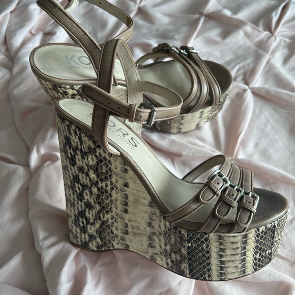 Michael Kors platform sandal (7) - Picture 6 of 11